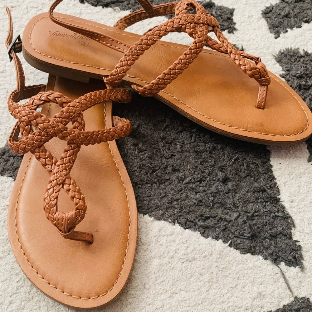 Universal thread sandals size 7.5